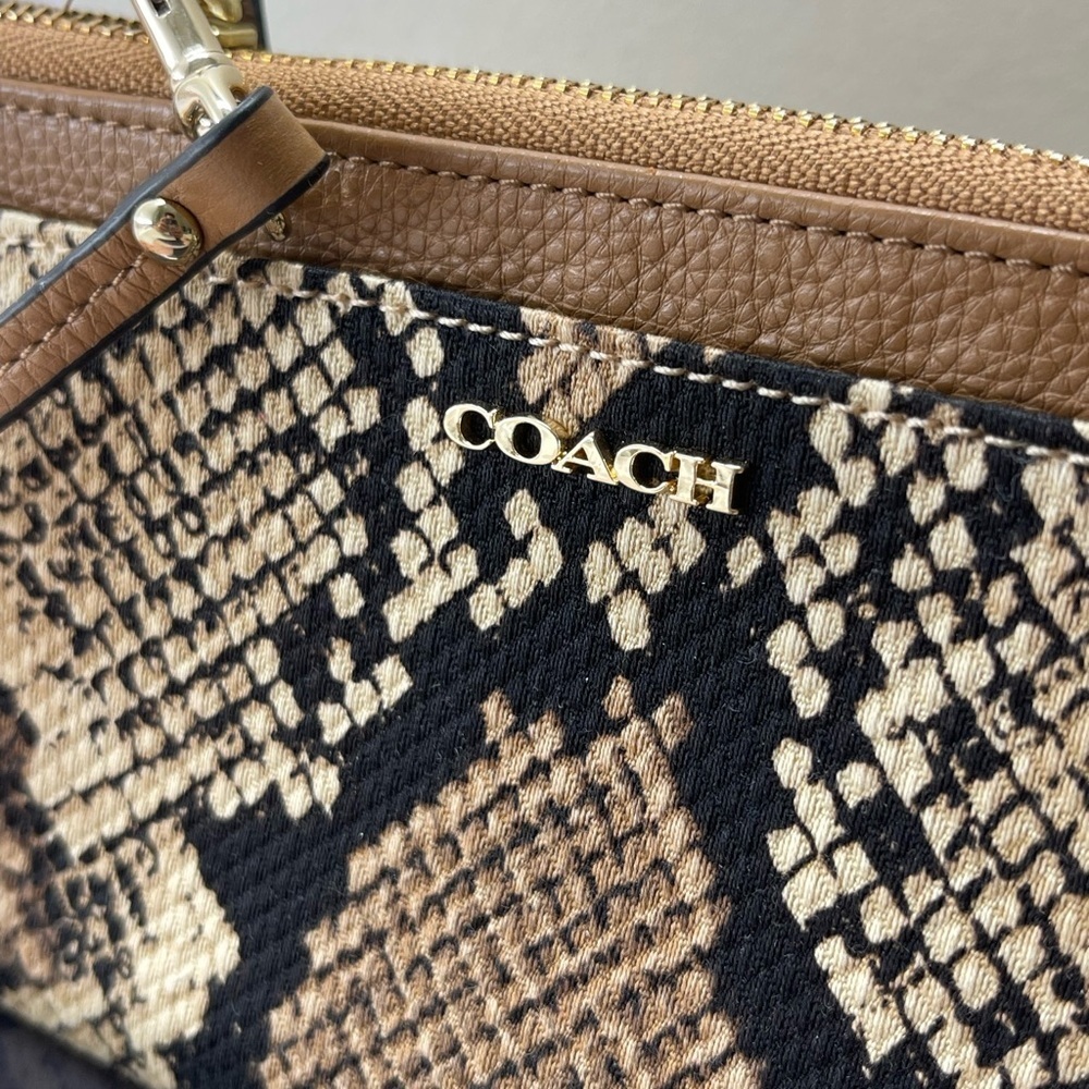 (new+tag) Coach exotic print zippy wristlet - fits large iPhone Pro Max